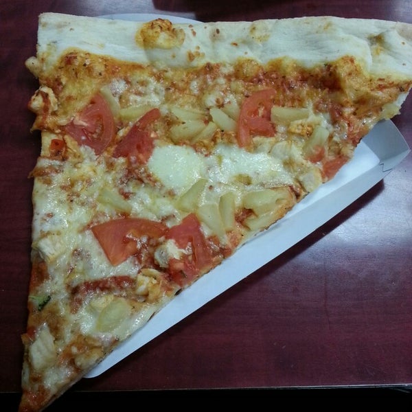 6/26/2013 tarihinde Abad H.ziyaretçi tarafından Big Slice Pizza'de çekilen fotoğraf