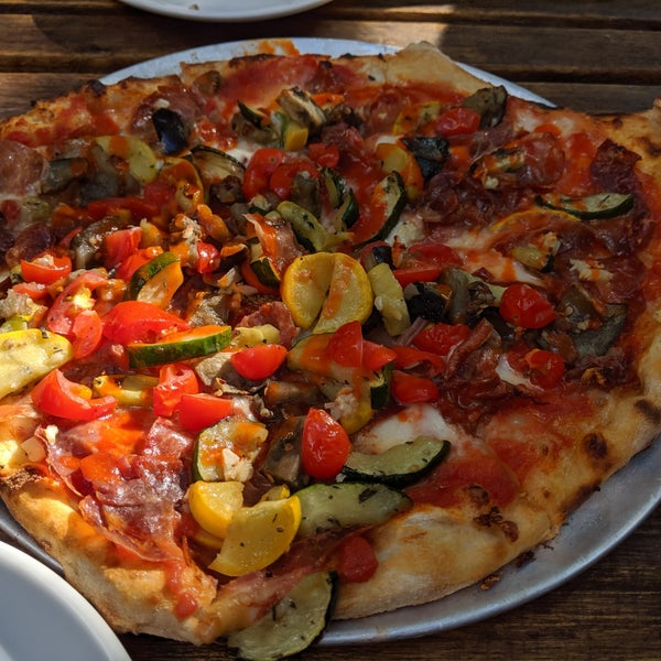 9/29/2019 tarihinde Dave C.ziyaretçi tarafından Ogliastro Pizza Bar'de çekilen fotoğraf