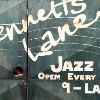 รูปภาพถ่ายที่ Bennetts Lane โดย Russ เมื่อ 12/4/2012