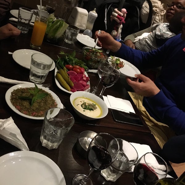 Das Foto wurde bei Abu Naim Restaurant von 53r0n1m0 am 5/12/2018 aufgenommen