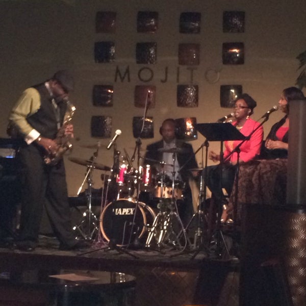 Foto diambil di Mojito Restaurant &amp; Lounge oleh Tracye D. pada 2/8/2014