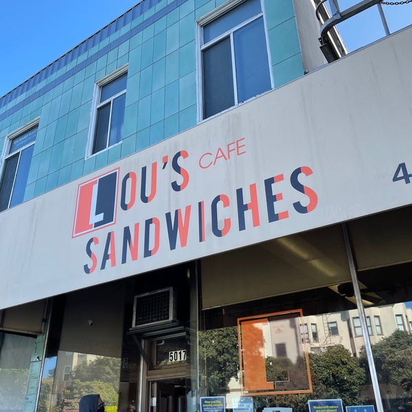 Foto tirada no(a) Lou&#39;s Cafe por Raunaq G. em 3/8/2021