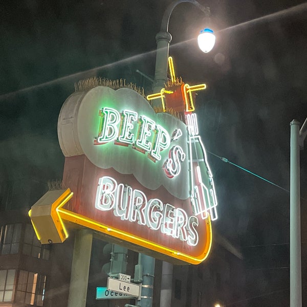 Foto diambil di Beep&#39;s Burgers oleh Raunaq G. pada 10/3/2021