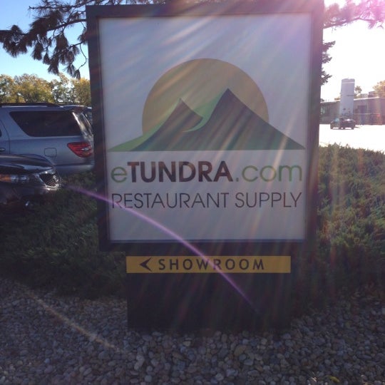 10/16/2012 tarihinde Steve T.ziyaretçi tarafından Tundra Restaurant Supply'de çekilen fotoğraf