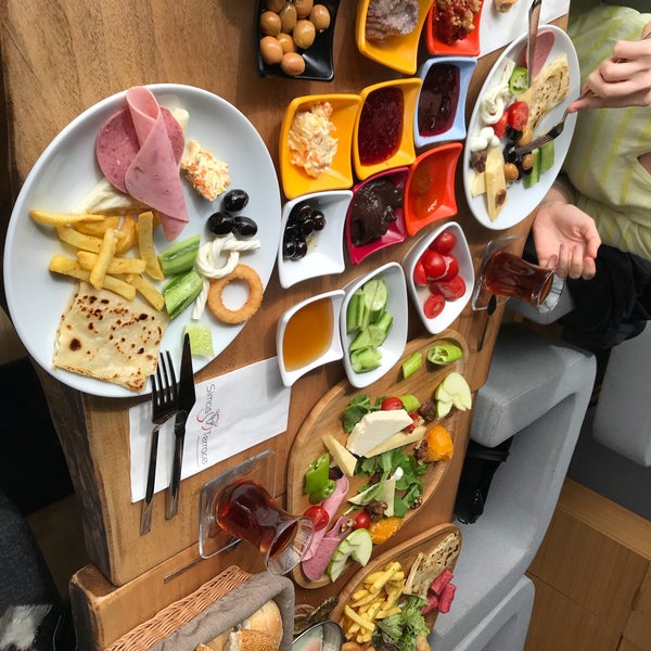 รูปภาพถ่ายที่ Simas Terrace Cafe &amp; Restaurant โดย Fulya เมื่อ 3/18/2018