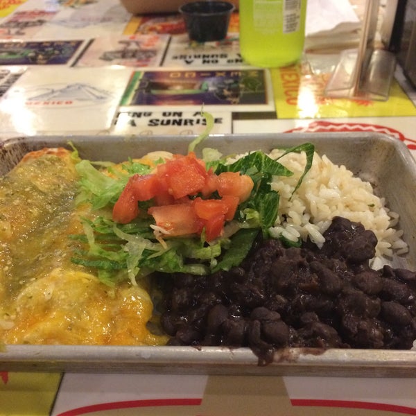Das Foto wurde bei Picante! Fresh Mexican Grill von Evelyn am 6/10/2015 aufgenommen