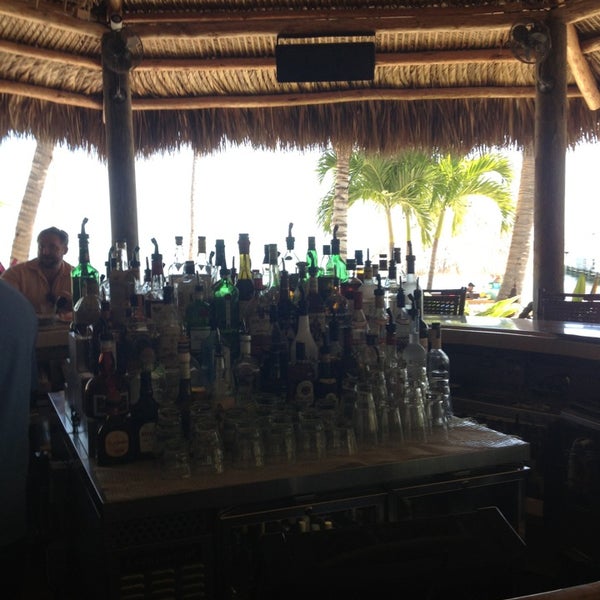 3/6/2013 tarihinde Scott A.ziyaretçi tarafından Cheeca Lodge Tiki Bar'de çekilen fotoğraf