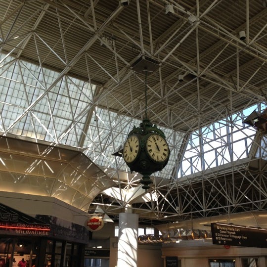 Foto tirada no(a) General Mitchell International Airport (MKE) por Nick L. em 11/17/2012