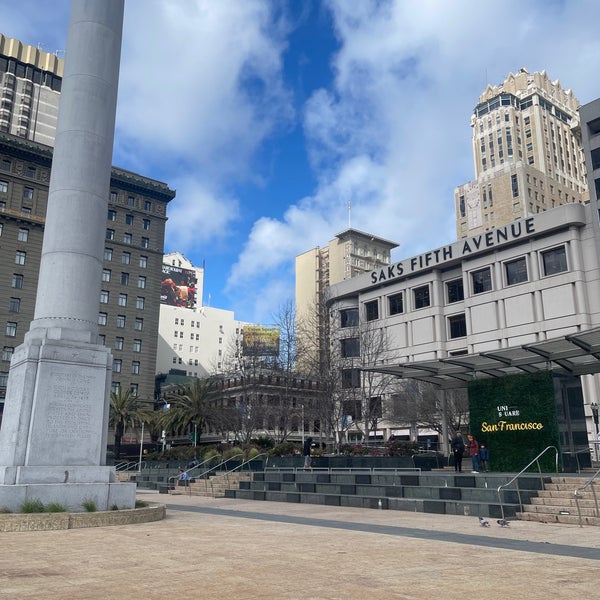 รูปภาพถ่ายที่ Union Square โดย Dipesh G. เมื่อ 3/2/2024