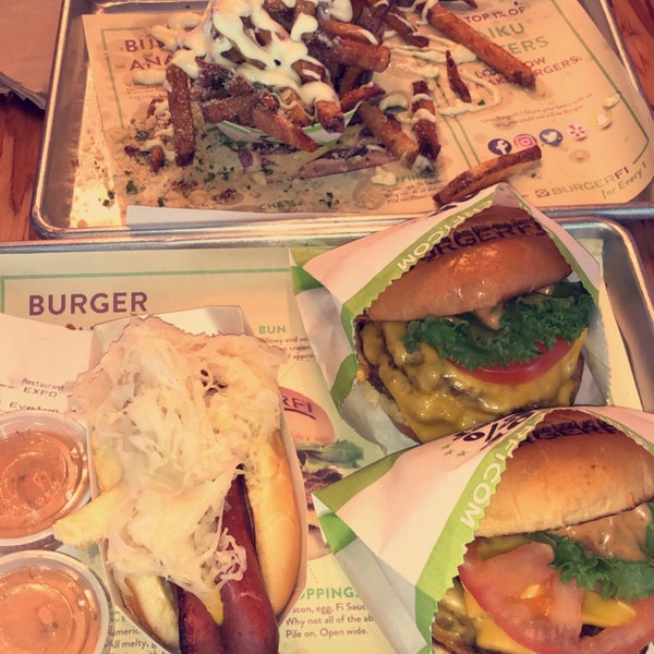 รูปภาพถ่ายที่ BurgerFi โดย Sultan🦂 เมื่อ 3/16/2019