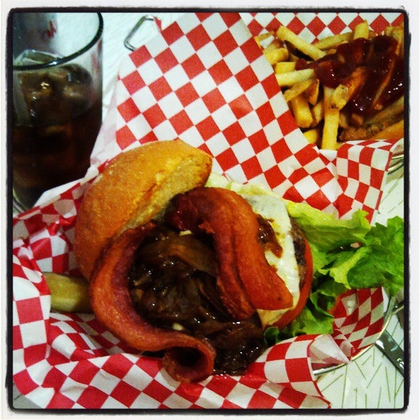 5/6/2013にMichael Y.がCustom Burgerで撮った写真