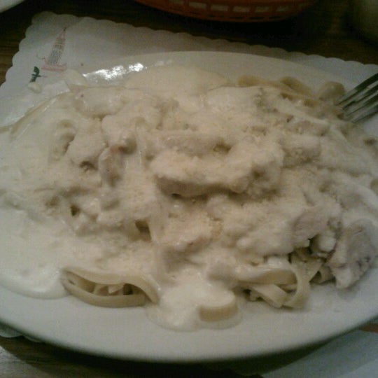 Das Foto wurde bei Lomeli&#39;s Italian Restaurant von Karina G. am 12/29/2012 aufgenommen