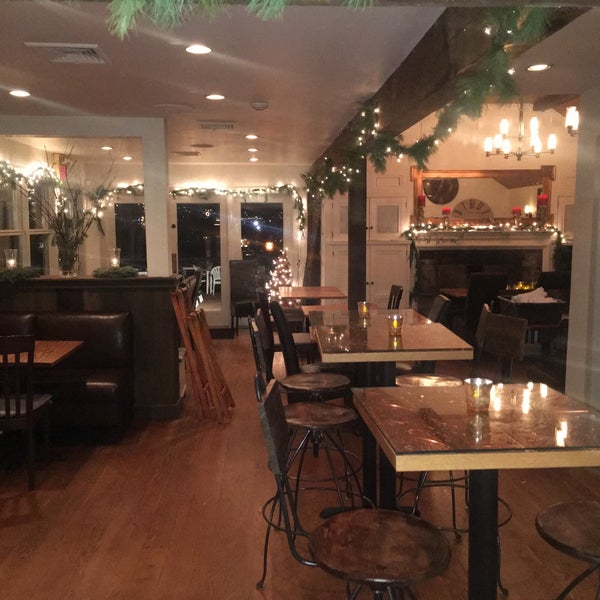 Das Foto wurde bei The Landing Restaurant and Bar von Lauren N. am 12/18/2015 aufgenommen