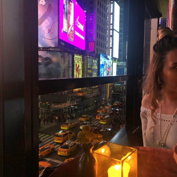 Foto diambil di R Lounge at Two Times Square oleh Seher B. pada 3/17/2019