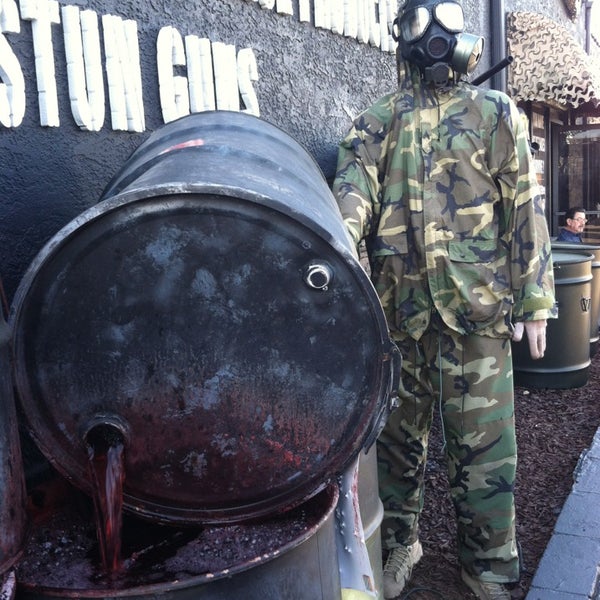 รูปภาพถ่ายที่ Zombie Apocalypse Store โดย Sherry L. เมื่อ 2/14/2013