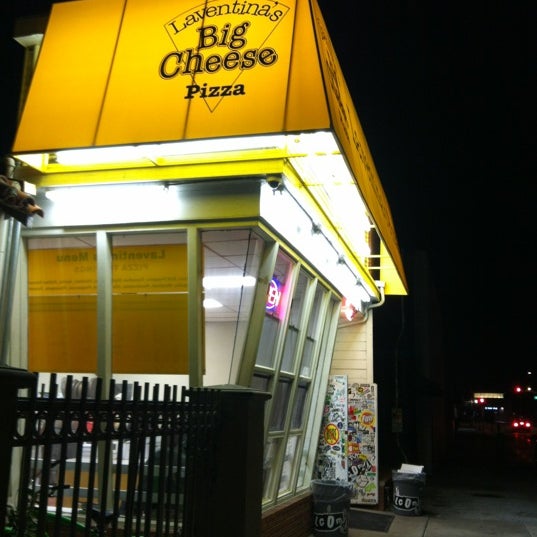 Das Foto wurde bei Laventina&#39;s Big Cheese Pizza von Jake L. am 10/8/2012 aufgenommen
