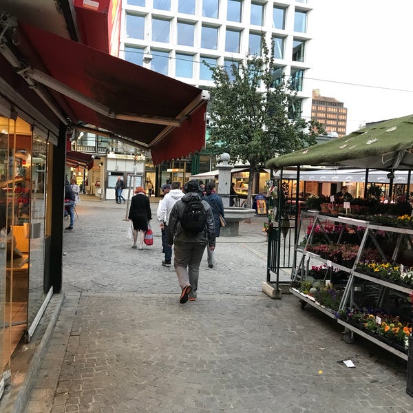 Ein kleiner, dauerhafter Markt direkt an der U 3 Station „Rochusgasse“. Köstlichkeiten, Post und eine Vielzahl verschiedener Einkaufsmöglichkeiten in nächster Nähe runden den Besuch ab. 👍🏽