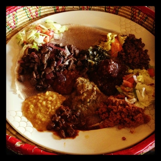 Foto tomada en Messob Ethiopian Restaurant  por Irina N. el 11/2/2012