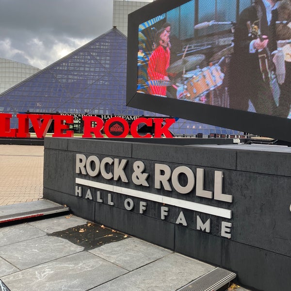 รูปภาพถ่ายที่ Rock &amp; Roll Hall of Fame โดย johnny_kimi เมื่อ 11/1/2023