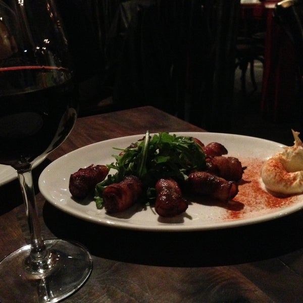4/16/2013 tarihinde Kerri G.ziyaretçi tarafından Red Table Restaurant Huntington Beach'de çekilen fotoğraf