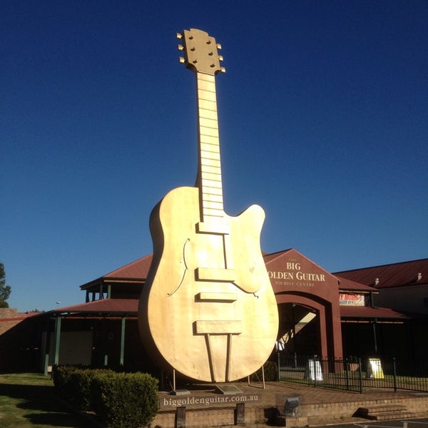 Golden guitar. большая золотая гитара в австралии. гитара достопримечательность. гитара большая. Golden guitar.