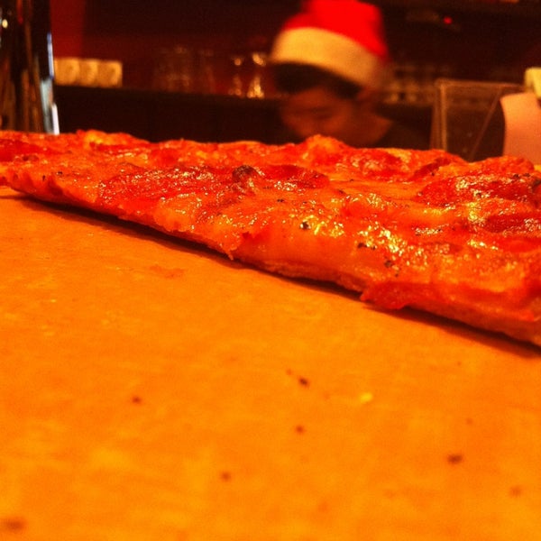 Снимок сделан в Pyro Pizza пользователем Prince B. 12/22/2012