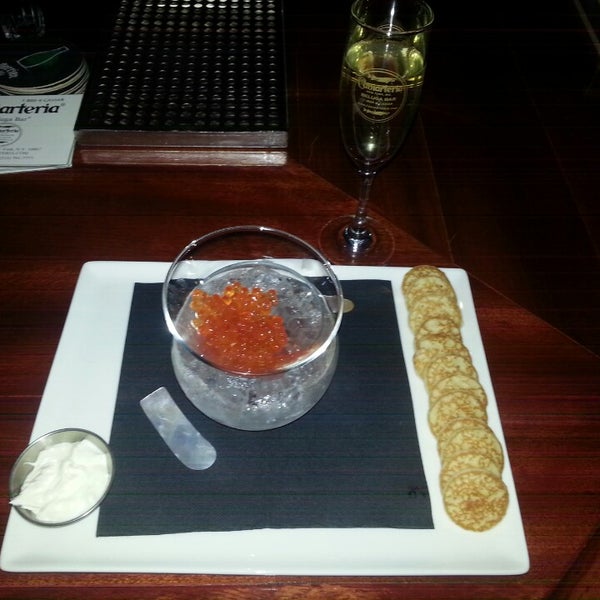 Снимок сделан в Caviarteria - Beluga Bar - Champagne &amp; Caviar Bar, Restaurant &amp; Lounge пользователем Gabriel B. 4/29/2014