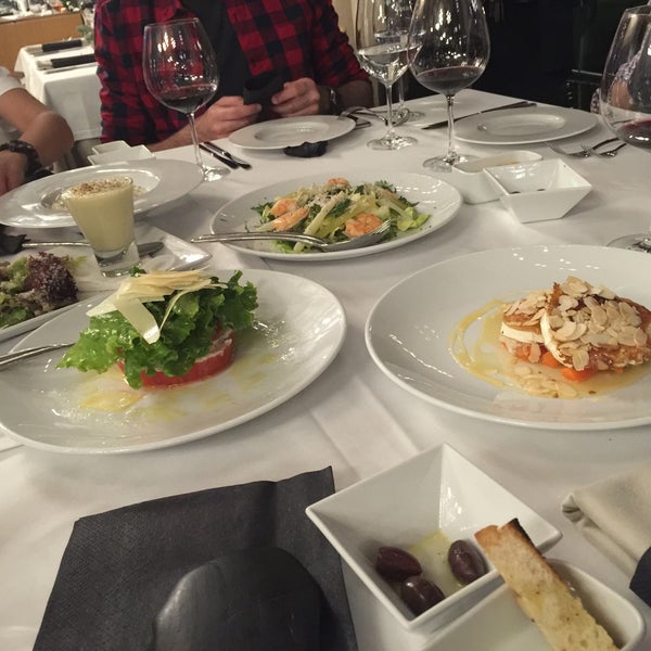 Снимок сделан в Leonardo - Italian Restaurant in Bansko пользователем T D. 3/12/2016