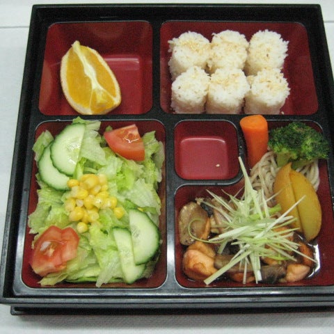 In fiecare zi de luni pana duminica intre orele 11:00-16:00 va puteti bucura de Lunch Time la Tokyo Japanese Restaurant.