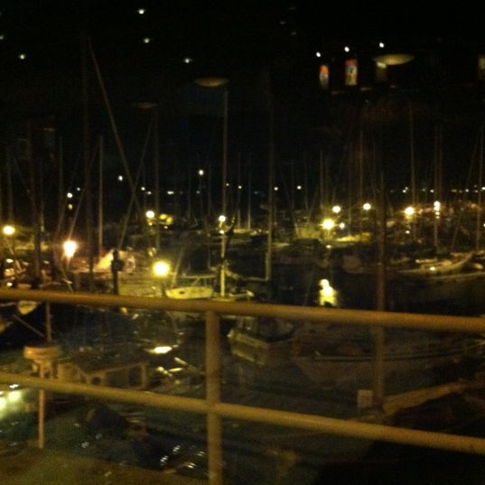 รูปภาพถ่ายที่ The Marina Restaurant โดย Nicolai S. เมื่อ 10/14/2012
