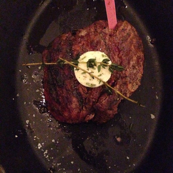 รูปภาพถ่ายที่ BLT Steak โดย Sarah C. เมื่อ 7/29/2014