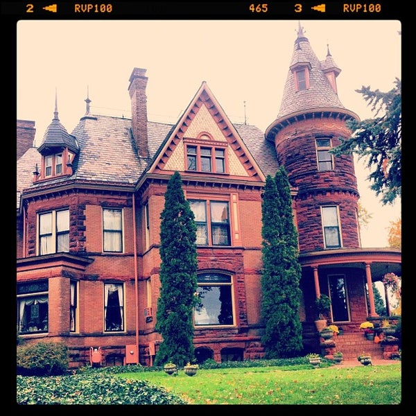 รูปภาพถ่ายที่ Henderson Castle โดย Crystal H. เมื่อ 10/16/2012