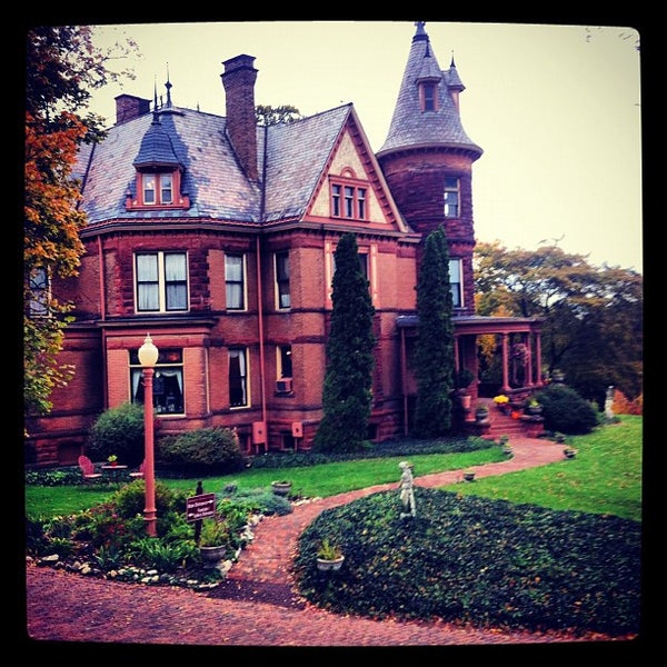 Foto diambil di Henderson Castle oleh Crystal H. pada 10/16/2012