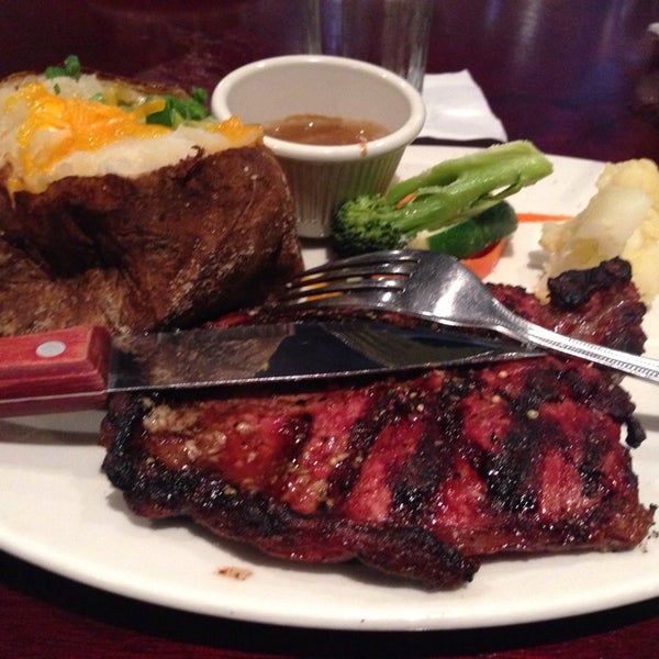 รูปภาพถ่ายที่ Bâton Rouge Steakhouse &amp; Bar โดย Yasser A. เมื่อ 5/29/2014