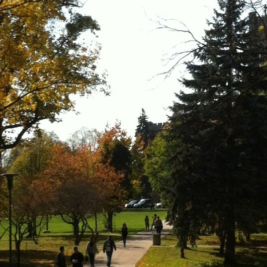 10/17/2012 tarihinde Mike C.ziyaretçi tarafından Western University'de çekilen fotoğraf