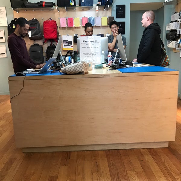 Foto tirada no(a) Mike&#39;s Tech Shop por Laurel T. em 10/26/2018