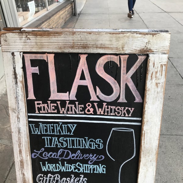 รูปภาพถ่ายที่ Flask Fine Wine &amp; Whisky โดย Laurel T. เมื่อ 1/27/2019