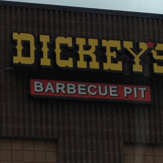Foto tirada no(a) Dickey&#39;s Barbecue Pit por Brandon L. em 10/6/2012