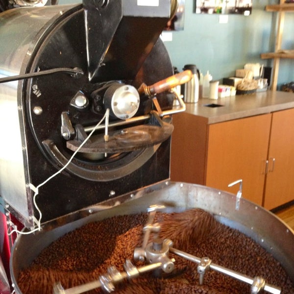 3/8/2013 tarihinde Jesse A.ziyaretçi tarafından Cool Beans Coffee Roasters'de çekilen fotoğraf