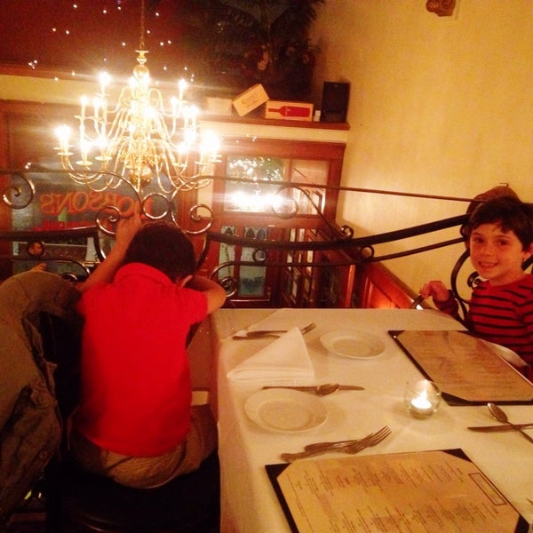 Foto diambil di Dobson&#39;s Bar &amp; Restaurant oleh Gaby D. pada 1/17/2014