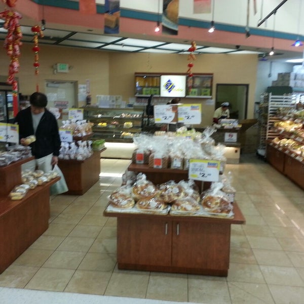 2/22/2013 tarihinde Todd S.ziyaretçi tarafından Kee Wah Bakery'de çekilen fotoğraf