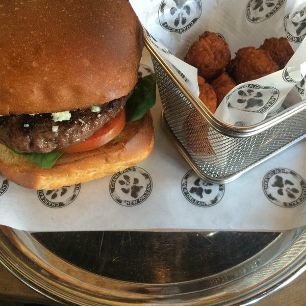 Foto scattata a Charcoal&#39;s Gourmet Burger Bar da Kali-Star H. il 1/24/2015