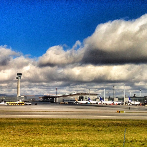 Foto tirada no(a) Oslo Airport (OSL) por Curt Simon H. em 5/14/2013