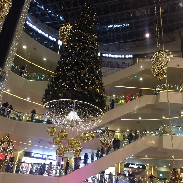 12/27/2015 tarihinde Мария А.ziyaretçi tarafından Galeria Shopping Mall'de çekilen fotoğraf
