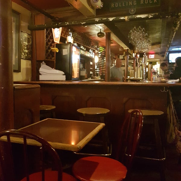 9/10/2017 tarihinde Paddy O.ziyaretçi tarafından Shays Pub &amp; Wine Bar'de çekilen fotoğraf