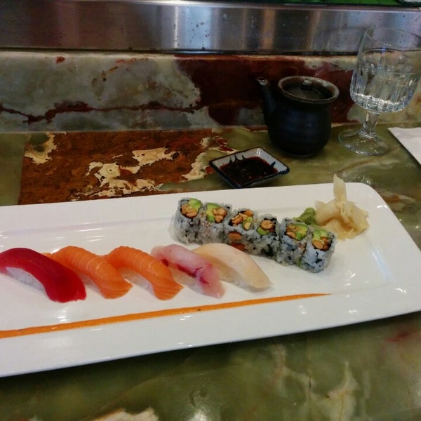 Foto scattata a Osaka Japanese Sushi and Steakhouse da &#39;Ken B. il 3/15/2014