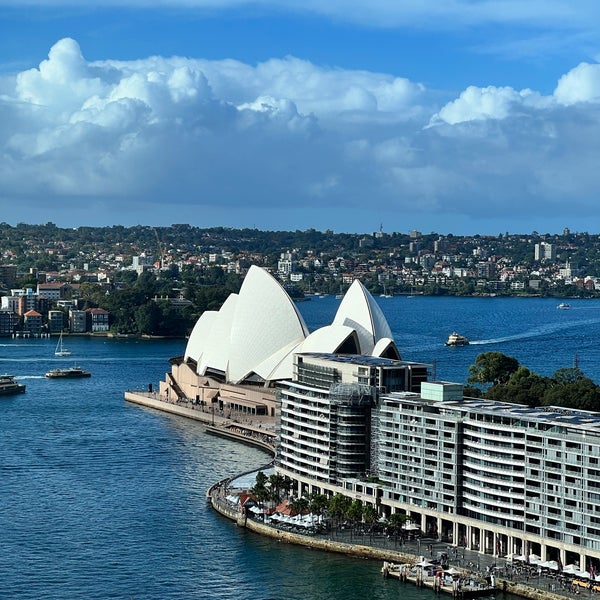 Foto diambil di Sydney Harbour Marriott Hotel at Circular Quay oleh Aaron W. pada 4/3/2023