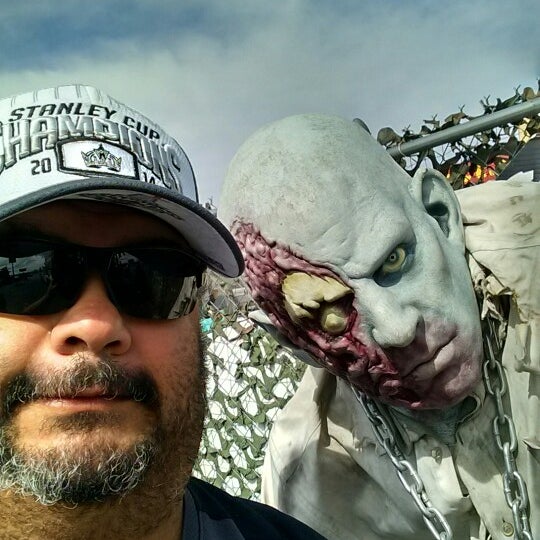 รูปภาพถ่ายที่ Zombie Apocalypse Store โดย Jaime V. เมื่อ 7/15/2014