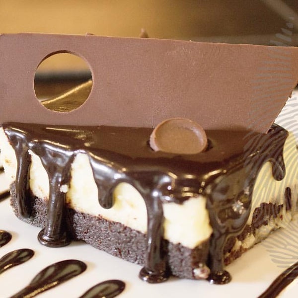 Alguém aqui gosta de brownie!? E de cheesecake? E se nós te contarmos que nossa sobremesa de cheesecake brownie está entre os produtos mais consumidos de nosso espaço? Venha curtir esta experiência!