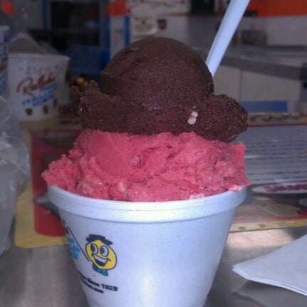 Photo taken at Ralph&#39;s Famous Italian Ices by Violet S. on 10/17/2012